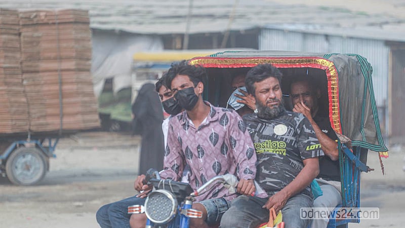 রাজধানীর বাবুবাজার থেকে গাবতলী যেতে ধুলা এড়ানোর উপায় কম। প্রচণ্ড ধুলার কারণে সড়কে মাস্ক পরে চলাচল করছেন অনেকে।&amp;nbsp; ছবি: আব্দুল্লাহ আল মমীন
