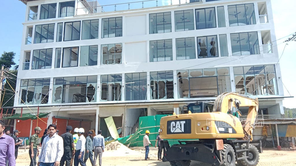 ‘অবৈধ স্থাপনা’: ইনানীতে চার তলা রিসোর্ট ভেঙে দিল প্রশাসন