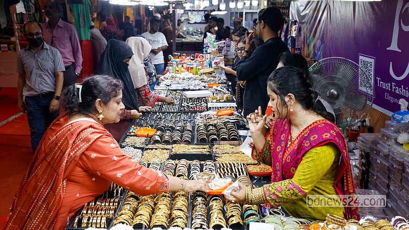 ঢাকার আগারগাঁওয়ে দ্বিতীয় বাংলাদেশ বাণিজ্য মেলায় কেনাকাটায় ব্যস্ত ক্রেতারা। ছবি: শামছুল হক রিপন