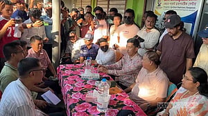 প্রশাসন ও আন্দোলনকারীদের বৈঠক ব্যর্থ, সাজেক সড়কে অবরোধ অব্যাহত