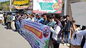 কুষ্টিয়া জিলা স্কুল মাঠে রাজনৈতিক কর্মসূচি বন্ধের দাবিতে শিক্ষার্থীদের মানববন্ধন ও গণস্বাক্ষর