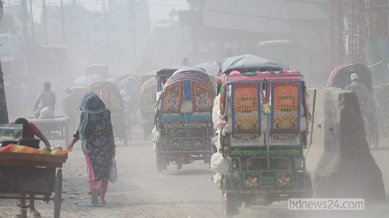 বায়ুদূষণে অতিষ্ঠ রাজধানীবাসীর ভোগান্তি শুষ্ক মৌসুমে কয়েকগুণ বেড়ে যায়। ধুলায় ঢাকা সড়কের এ দৃশ্য বাবুবাজার-গাবতলী বেড়িবাঁধের ইসলামবাগ এলাকার।&amp;nbsp; ছবি: আব্দুল্লাহ আল মমীন
