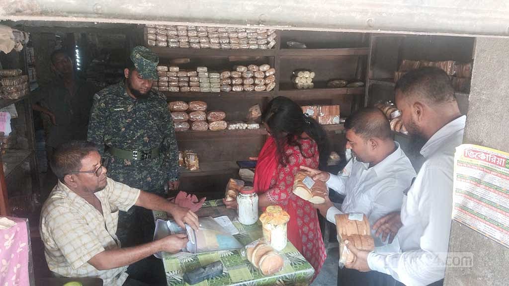 নড়াইলে ওজনে কম দেওয়ায় ৩ বেকারিকে জরিমানা