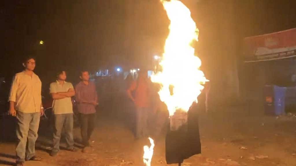 মুক্তিযোদ্ধা মানিকের দাফনে বাধা, জাবিতে সাঈদীর কুশপুত্তলিকা দাহ