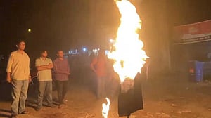 মুক্তিযোদ্ধা মানিকের দাফনে বাধা, জাবিতে সাঈদীর কুশপুত্তলিকা দাহ