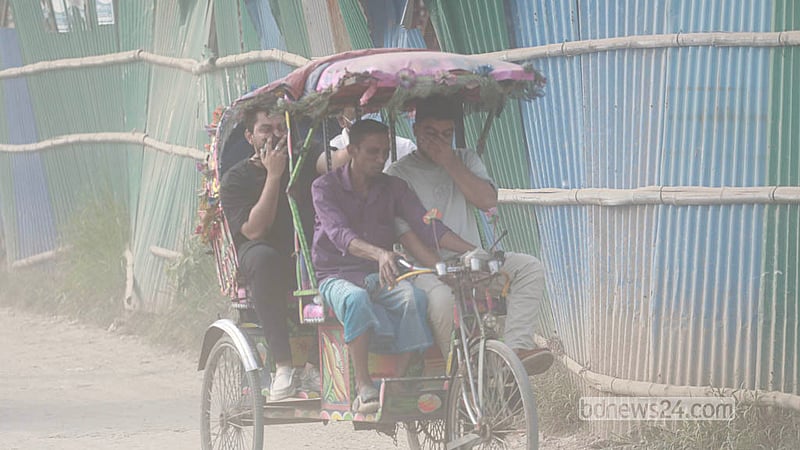 ধুলা থেকে বাঁচতে মাস্কে মুখ ঢেকে কিংবা নাকে কাপড় জড়িয়ে বেড়িবাঁধ সড়কে চলতে দেখা গেছে অনেককে।&amp;nbsp; ছবি: আব্দুল্লাহ আল মমীন