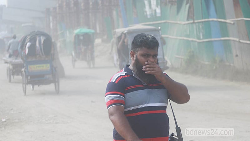 ধুলাবালির দূষণে রাজধানীর বাবুবাজার-গাবতলী বেড়িবাঁধ সড়কে চলাচলকারী মানুষকে পোহাতে হয় চরম ভোগান্তি।&amp;nbsp; ছবি: আব্দুল্লাহ আল মমীন