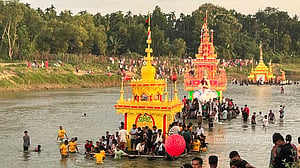 বাঁকখালীতে কাগজের জাহাজে সম্প্রীতির বার্তা