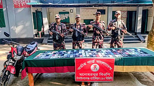 চাঁপাইনবাবগঞ্জ সীমান্তে ১৪৩ মোবাইল ফোন জব্দ