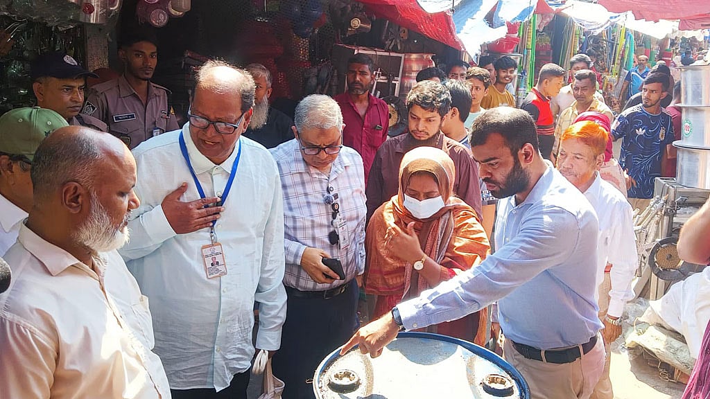 অপরিচ্ছন্ন ড্রামে ভোজ্যতেল, ৩ প্রতিষ্ঠানকে দেড় লাখ টাকা জরিমানা