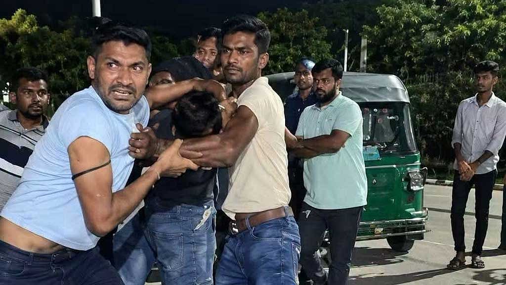 দাম্পত্য কলহের সালিশি বৈঠক শেষে থানা ফটকে সংঘর্ষ, গ্রেপ্তার ৫