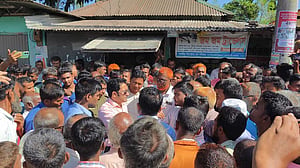 লালমনিরহাটে সারের দাবিতে মহাসড়ক অবরোধ
