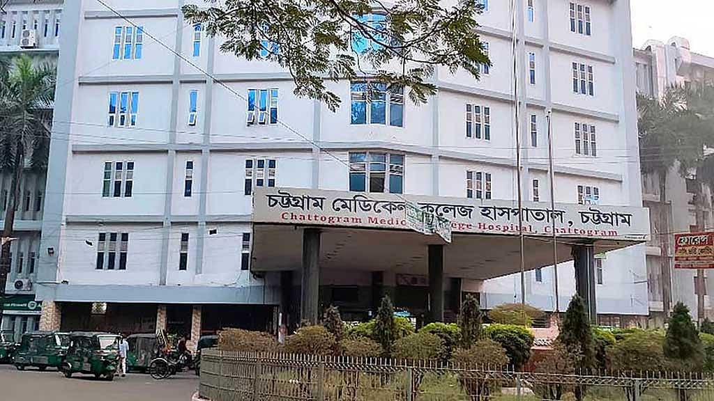 সীতাকুণ্ডে লরিচাপায় বাসের ৫ যাত্রী নিহত