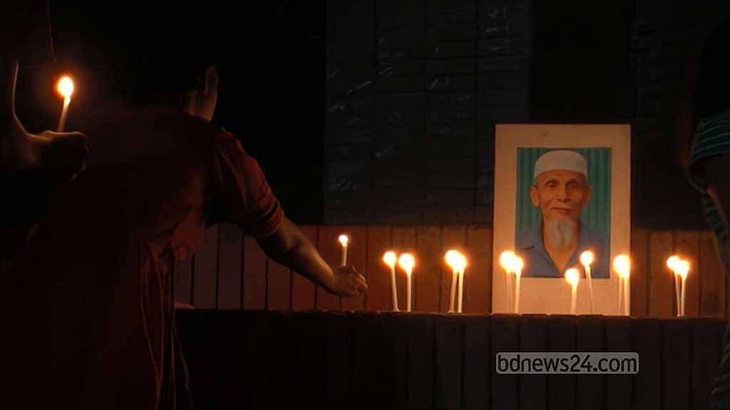 জাহাঙ্গীরনগর বিশ্ববিদ্যালয়ে মুক্তিযোদ্ধা মানিকের প্রতি শ্রদ্ধা জানিয়ে মোমবাতি প্রজ্বালন