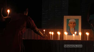 জাহাঙ্গীরনগর বিশ্ববিদ্যালয়ে মুক্তিযোদ্ধা মানিকের প্রতি শ্রদ্ধা জানিয়ে মোমবাতি প্রজ্বালন