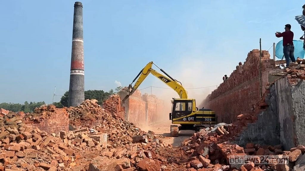 ধামরাইয়ে অবৈধ কালি কারখানা বন্ধের নির্দেশ, ২ ইটভাটাকে জরিমানা