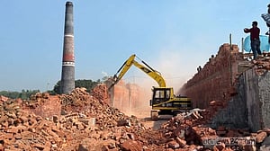 ধামরাইয়ে অবৈধ কালি কারখানা বন্ধের নির্দেশ, ২ ইটভাটাকে জরিমানা