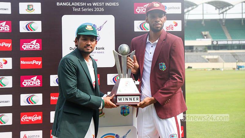 বাংলাদেশ ও ওয়েস্ট ইন্ডিজের মধ্যকার দুই ম্যাচের টেস্ট সিরিজের ট্রফি হাতে দুই অধিনায়ক নাজমুল হোসেন শান্ত ও ক্রেইগ ব্রেথওয়েট। ছবি: শামছুল হক রিপন
