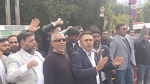 টোকিওতে তারেক রহমানকে বিএনপি নেতা-কর্মীদের করতালি
