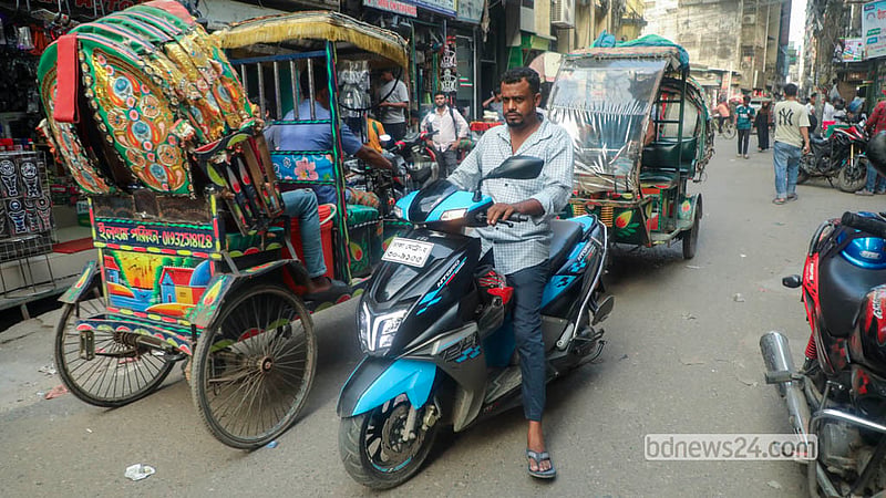 মোটরসাইকেলের সামনের অংশে নম্বর প্লেট সাঁটানো বাধ্যতামূলক করেছে বিআরটিএ। এ নির্দেশনা বাস্তবায়নে আগামী ১৫ নভেম্বর পর্যন্ত সময় বেঁধে দেওয়া হয়েছে।&amp;nbsp; ছবি: আব্দুল্লাহ আল মমীন