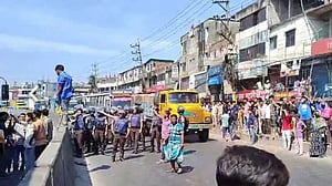 গাজীপুরে মহাসড়ক থেকে শ্রমিকদের সরাল পুলিশ, যান চলাচল স্বাভাবিক