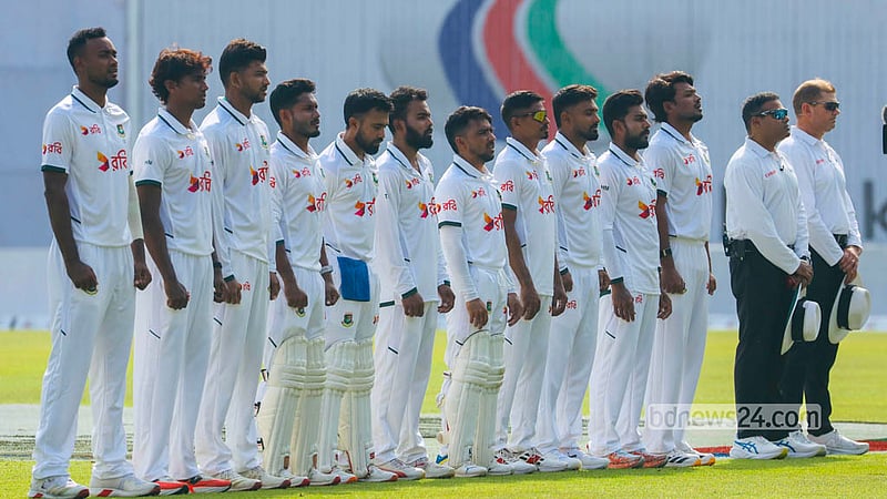 &amp;nbsp;মিরপুরে বুধবার শের-ই-বাংলা জাতীয় ক্রিকেট স্টেডিয়ামে ম্যাচ শুরুর আগে নিজেদের জাতীয় সংগীতে গলা মেলান বাংলাদেশ ও ওয়েস্ট ইন্ডিজের ক্রিকেটাররা। ছবি: শামছুল হক রিপন