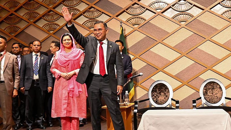 টোকিওর নিউ ওতানি হোটেলে বুধবার বাংলাদেশ কমিউনিটি জাপানের আয়োজনে হওয়া মতবিনিময় অনুষ্ঠানে প্রবাসীদের উদ্দেশে হাত নেড়ে শুভেচ্ছা জানান প্রধানমন্ত্রী তারেক রহমান। ছবি: পিএমও