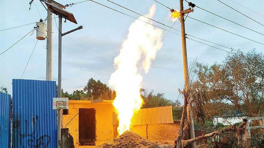 উখিয়ায় ২৪ ঘণ্টা পরও জ্বলছে গ্যাসের আগুন, ২০০ মিটার এলাকা ঘেরার পরামর্শ