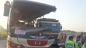 রংপুরে দাঁড়িয়ে থাকা ডাম্প ট্রাকের পেছনে বাসের ধাক্কা, নিহত ৩
