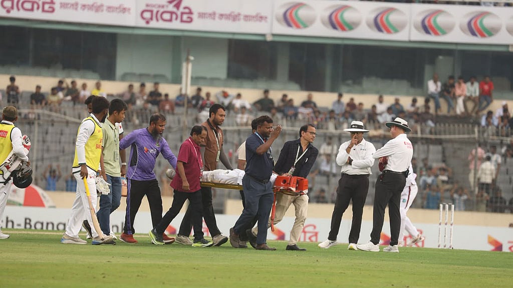 স্ট্রেচারে মাঠ ছাড়লেন হৃদয়