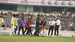 স্ট্রেচারে মাঠ ছাড়লেন হৃদয়