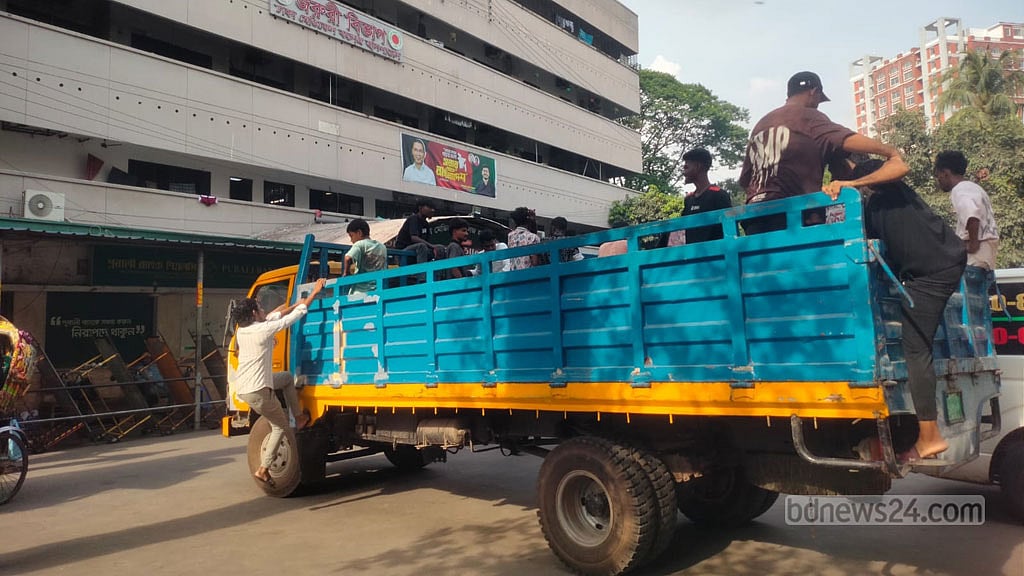 অ্যাম্বুলেন্স ধর্মঘট: মরদেহ টানতে হল ভ্যান-পিকআপে
