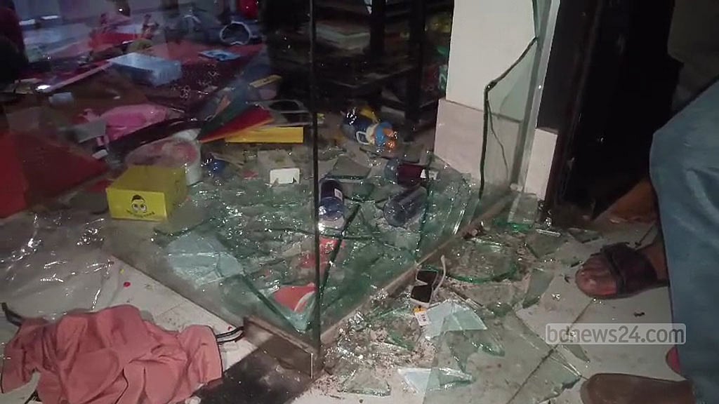 নাটোরে ছাত্রদল নেতা খুন: এমপিপুত্রের ‘ঘনিষ্ঠ’ প্রবাসীর শপিংমলে হামলা ও লুটপাট