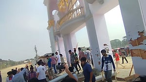 সচিবালয় স্থানান্তরের সিদ্ধান্ত: বাণিজ্য মেলার মাঠে শেকৃবি শিক্ষার্থী‌দের ভাঙচুর