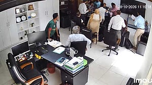 আইইডিসিআর পরিচালককে নিজ কক্ষে ঢুকে মারধর, অভিযোগ ড্যাবের বিরুদ্ধে