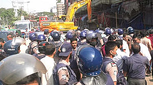 গুলিস্তানে ফুটপাতের শতাধিক দোকান উচ্ছেদ