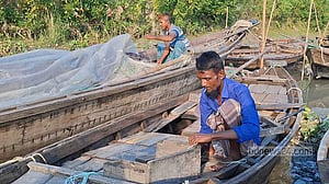 ‘শুধু চালে সংসার চলে না’, নিষেধাজ্ঞায় চালের সঙ্গে অর্থ সহায়তা চান জেলেরা
