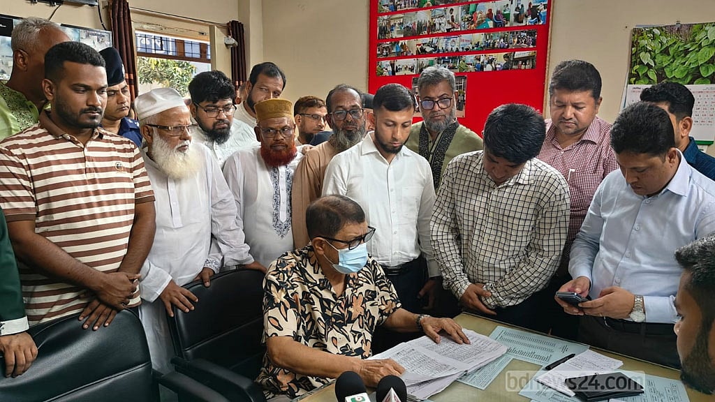 মুরাদনগর হাসপাতালে ৫ চিকিৎসক দীর্ঘদিন অনুপস্থিত, ব্যবস্থা নেওয়ার নির্দেশ স্বাস্থ্যমন্ত্রীর