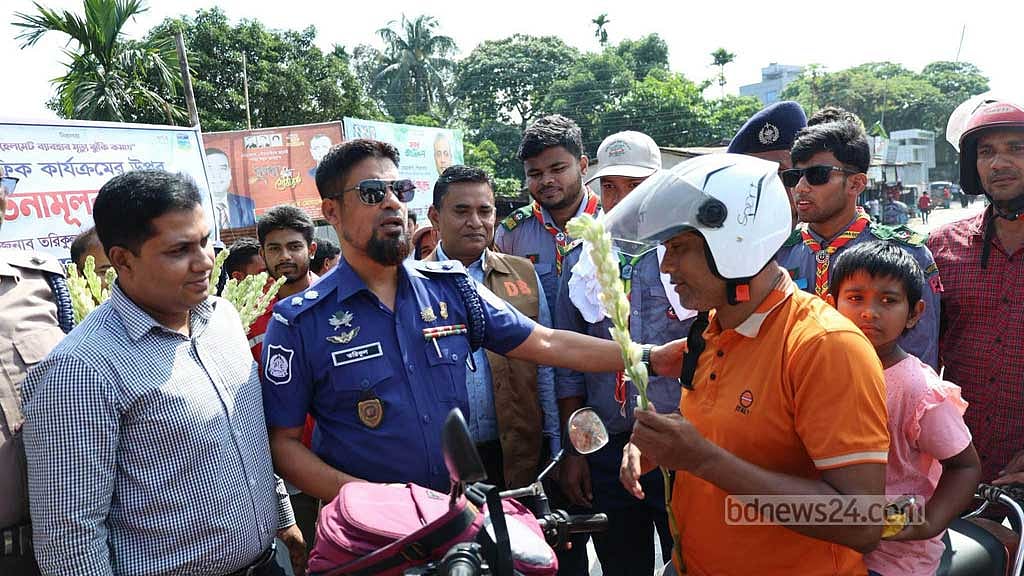 নেত্রকোণায় হেলমেটধারী চালকদের ফুল দিয়ে শুভেচ্ছা জানাল পুলিশ