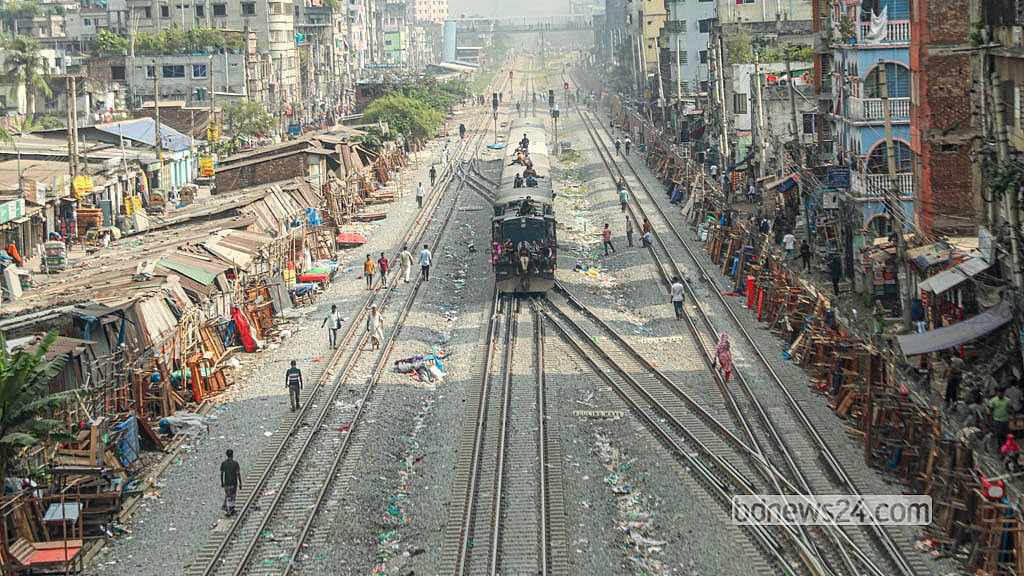 জুরাইনে অবৈধ স্থাপনা উচ্ছেদ