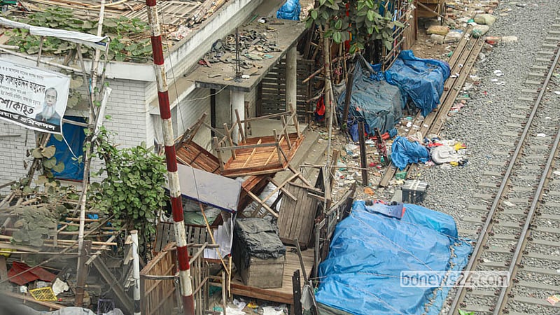 রাজধানীর জুরাইন এলাকায় রেললাইনের ওপর বসা অবৈধ দোকান বুধবার উচ্ছেদ করে ডিএসসিসি। তবে দোকানের বিভিন্ন মালামাল রাখা হয়েছে রেললাইনের পাশে নিরাপত্তা সীমানা ঘেঁষে।&amp;nbsp; ছবি: আব্দুল্লাহ আল মমীন