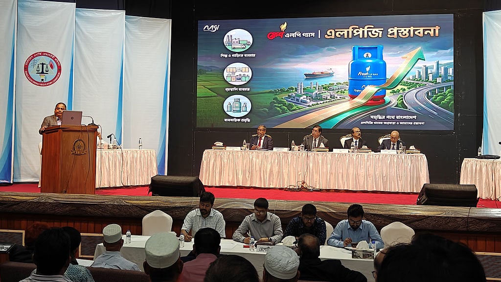 এলপিজির কমিশন বাড়ানোর ‘বিরাট’ ফর্দ হাতে গণশুনানিতে ব্যবসায়ীরা
