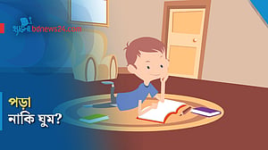পড়াশোনার জন্য ঘুম কমানো কি ঠিক?