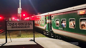 ইঞ্জিন ছাড়া ট্রেন, চলতে লাগল পেছনের দিকে