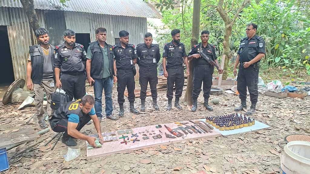 নরসিংদীতে পরিত্যক্ত ঘরে তল্লাশি, মিলল অস্ত্র-গুলি-মাদক ও ১০ লাখ টাকা