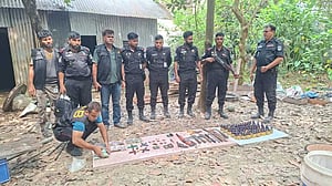 নরসিংদীতে পরিত্যক্ত ঘরে তল্লাশি, মিলল অস্ত্র-গুলি-মাদক ও ১০ লাখ টাকা