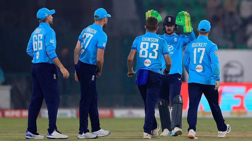 রাত্নায়াকের ঝড়ো সেঞ্চুরির ইনিংস থামিয়ে ইংল্যান্ডের স্বস্তির জয়