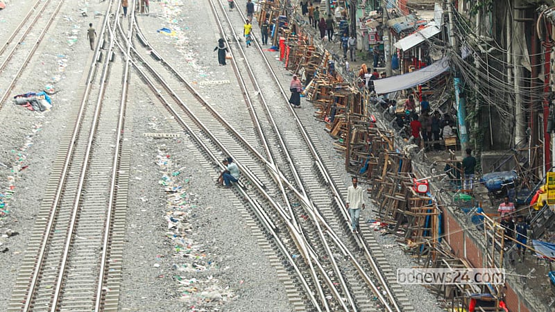 রাজধানীর জুরাইন এলাকায় রেললাইনের ওপর বসা অবৈধ দোকান বুধবার উচ্ছেদ করে ডিএসসিসি। তবে দোকানের বিভিন্ন মালামাল রাখা হয়েছে রেললাইনের পাশে নিরাপত্তা সীমানা ঘেঁষে।&amp;nbsp; ছবি: আব্দুল্লাহ আল মমীন
