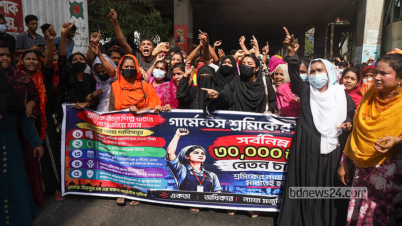 &amp;nbsp;রাজধানীর মিরপুর-১০ নম্বর গোলচত্বর অবরোধ করে বৃহস্পতিবার বিক্ষোভ দেখান পোশাক শ্রমিকরা। ছবি: শামছুল হক রিপন