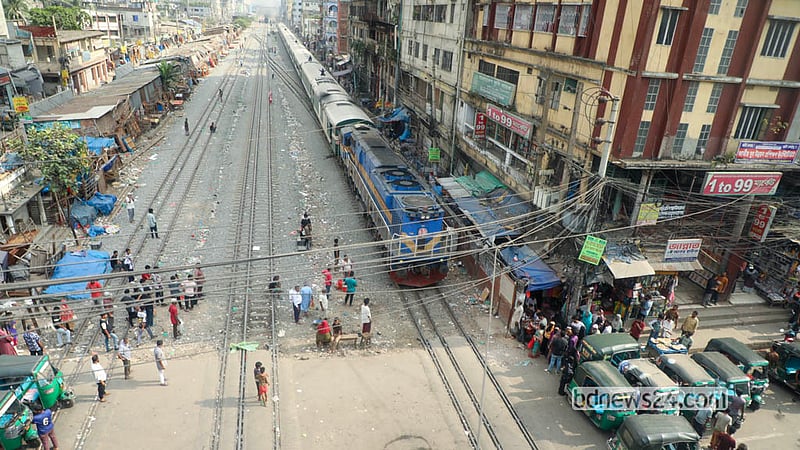 রাজধানীর জুরাইন এলাকায় দখলমুক্ত রেললাইনে চলাচল করছে ট্রেন। দুদিন আগেও এই রেললাইনের দুই পাশে ছিল শত শত অবৈধ দোকান।&amp;nbsp; ছবি: আব্দুল্লাহ আল মমীন